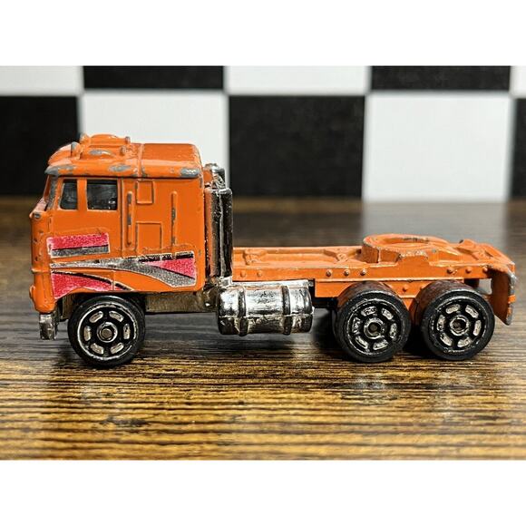 Lot of 4 Semi Trucks - Kenworth, Cargo Truck - Matchbox & Universal Product - Picture 8 of 11